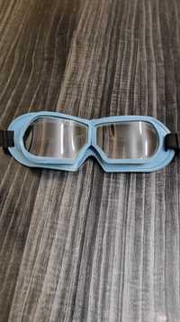 Защитные очки для работы.