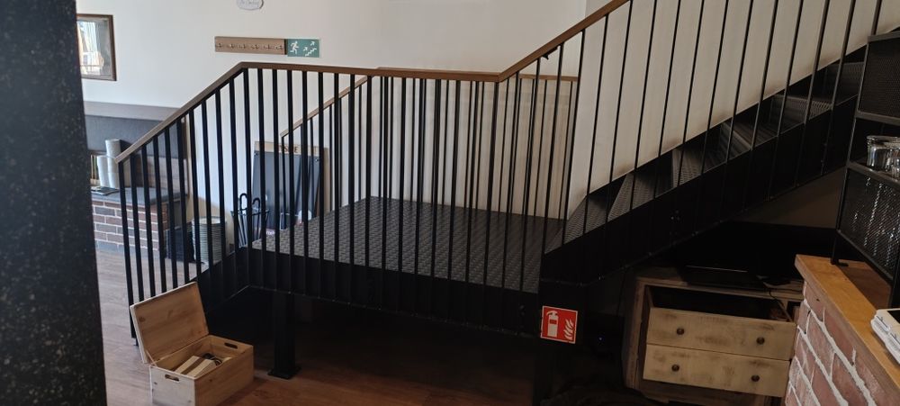 Sprzedam schody metalowe wewnętrzne masywne