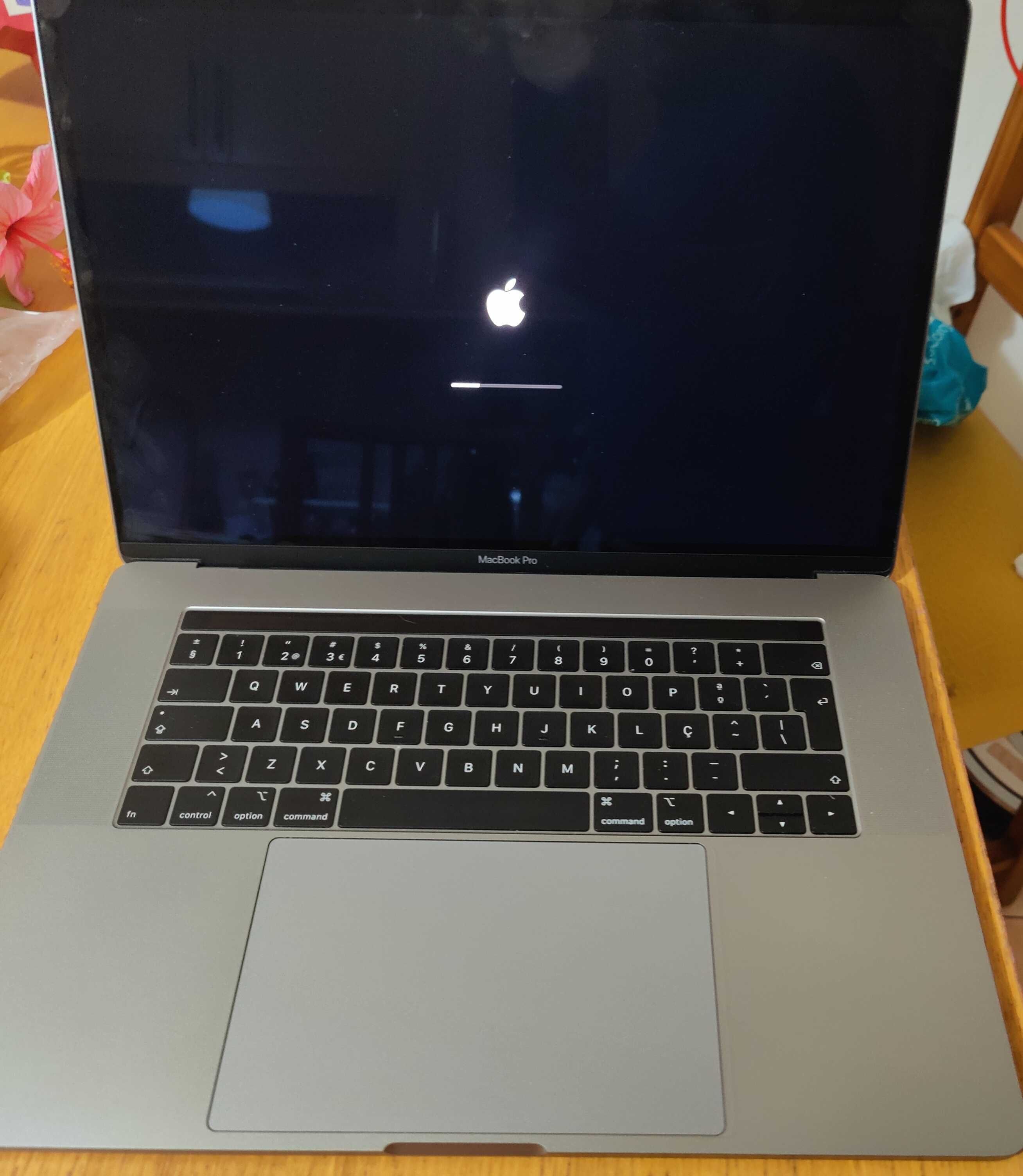 Apple MacBook Pro (15-inch, 2019, Four Thunderbolt 3 ports), 16GB