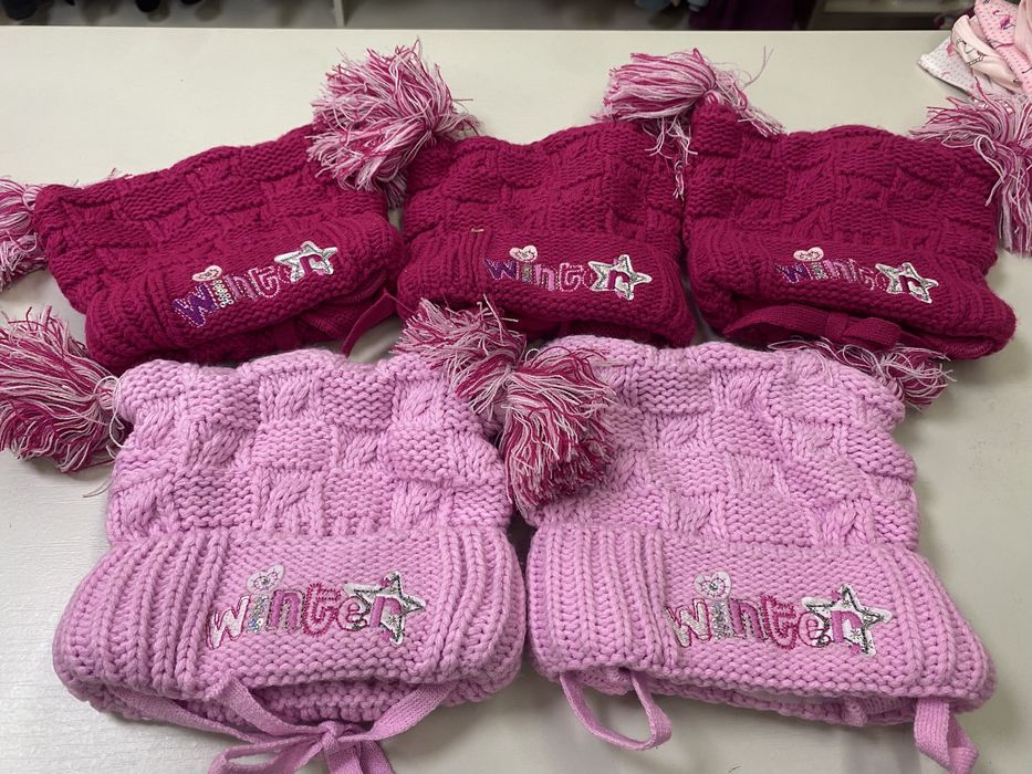 Отдам бесплатно шапки на девочку