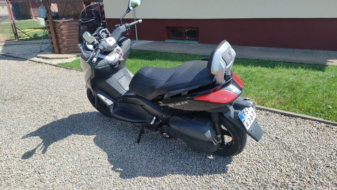 Yamaha xmax 125.