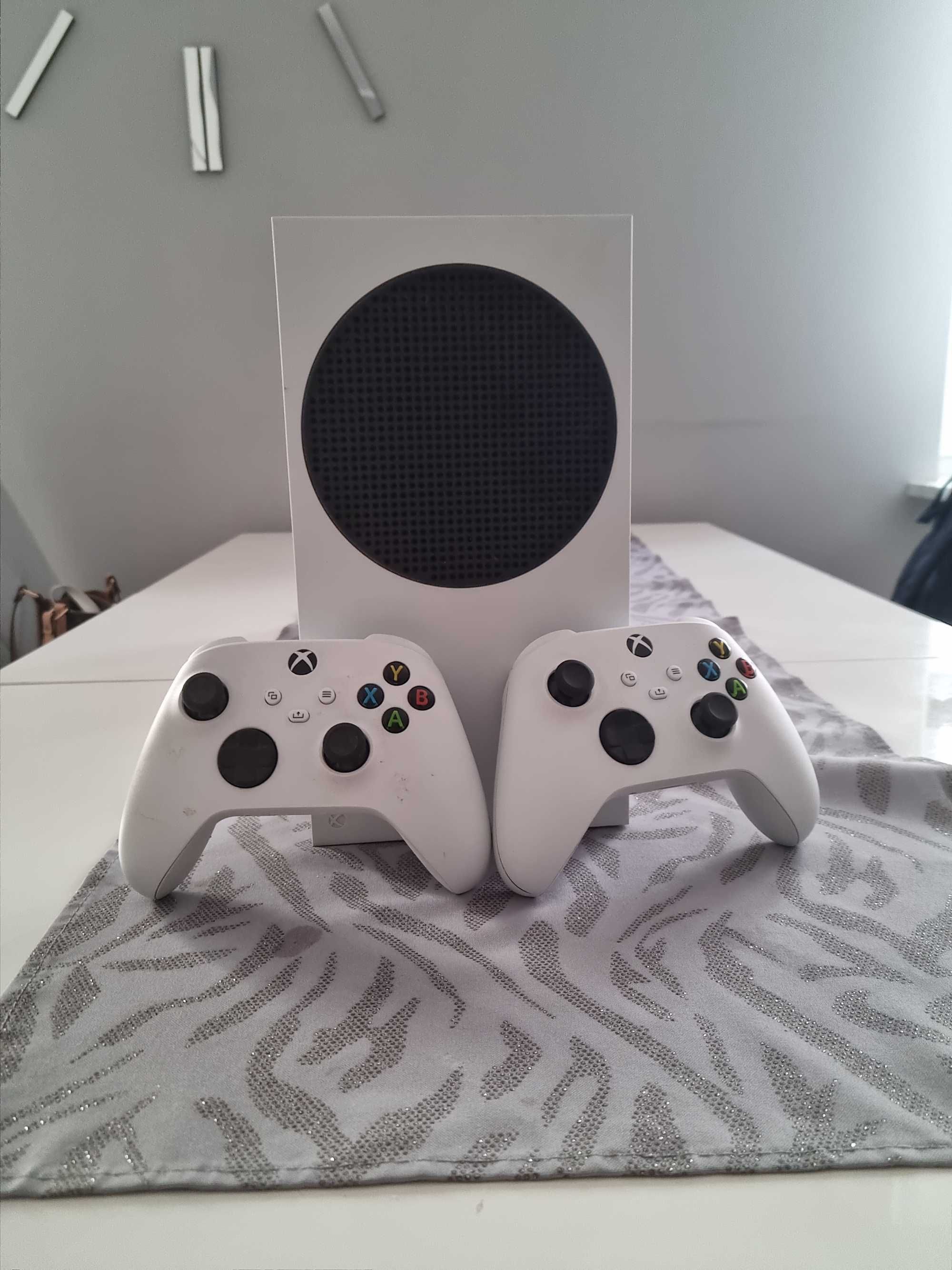 Xbox  seri S z dwoma padami