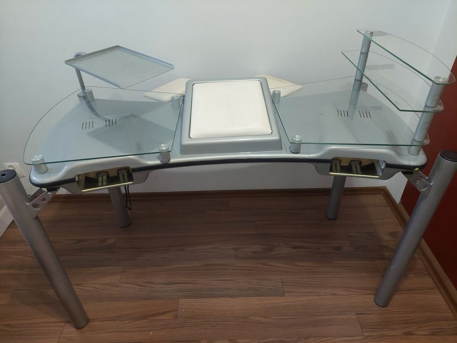 Stół do manicure z lampami i pochłaniaczem pyłu