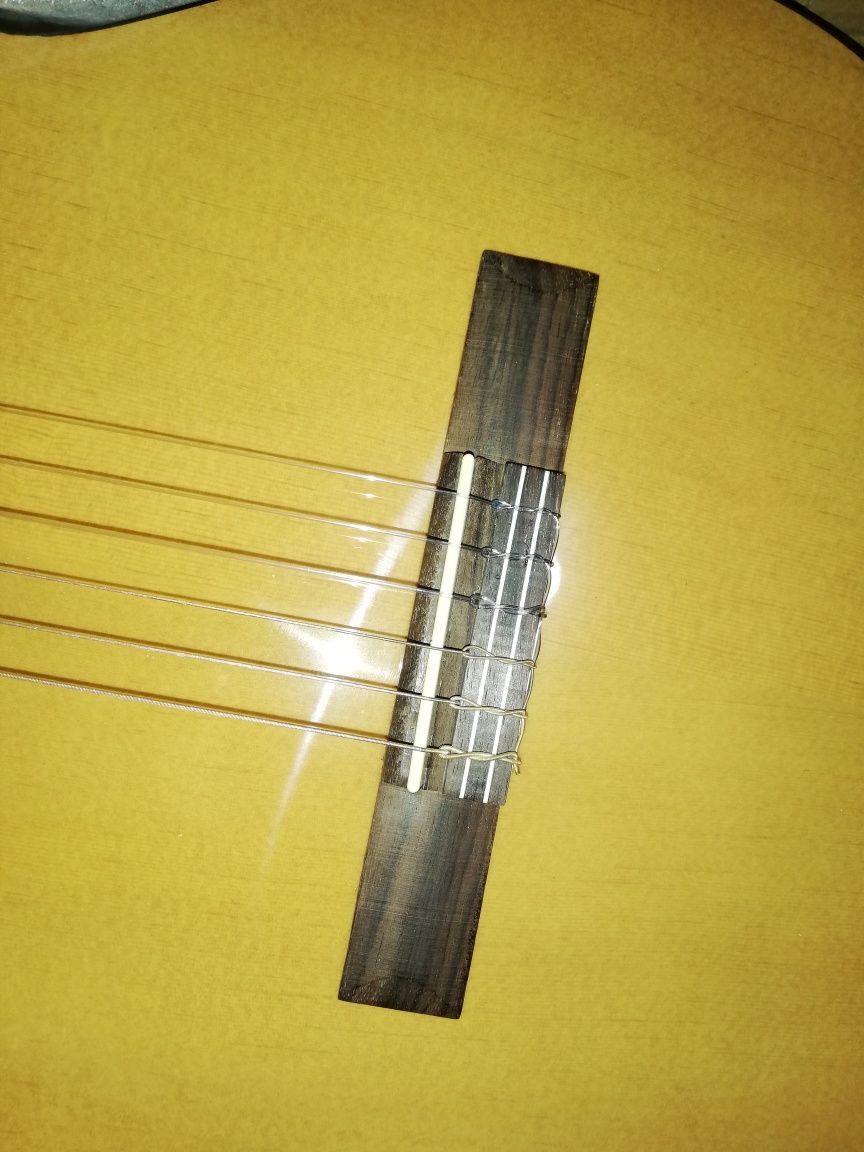 Guitarra eletroacústica cutaway castanha com equalizador