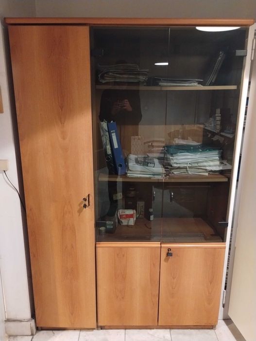 Krzesła (10 szt.), biurko, szafa metalowa - komplet do biura