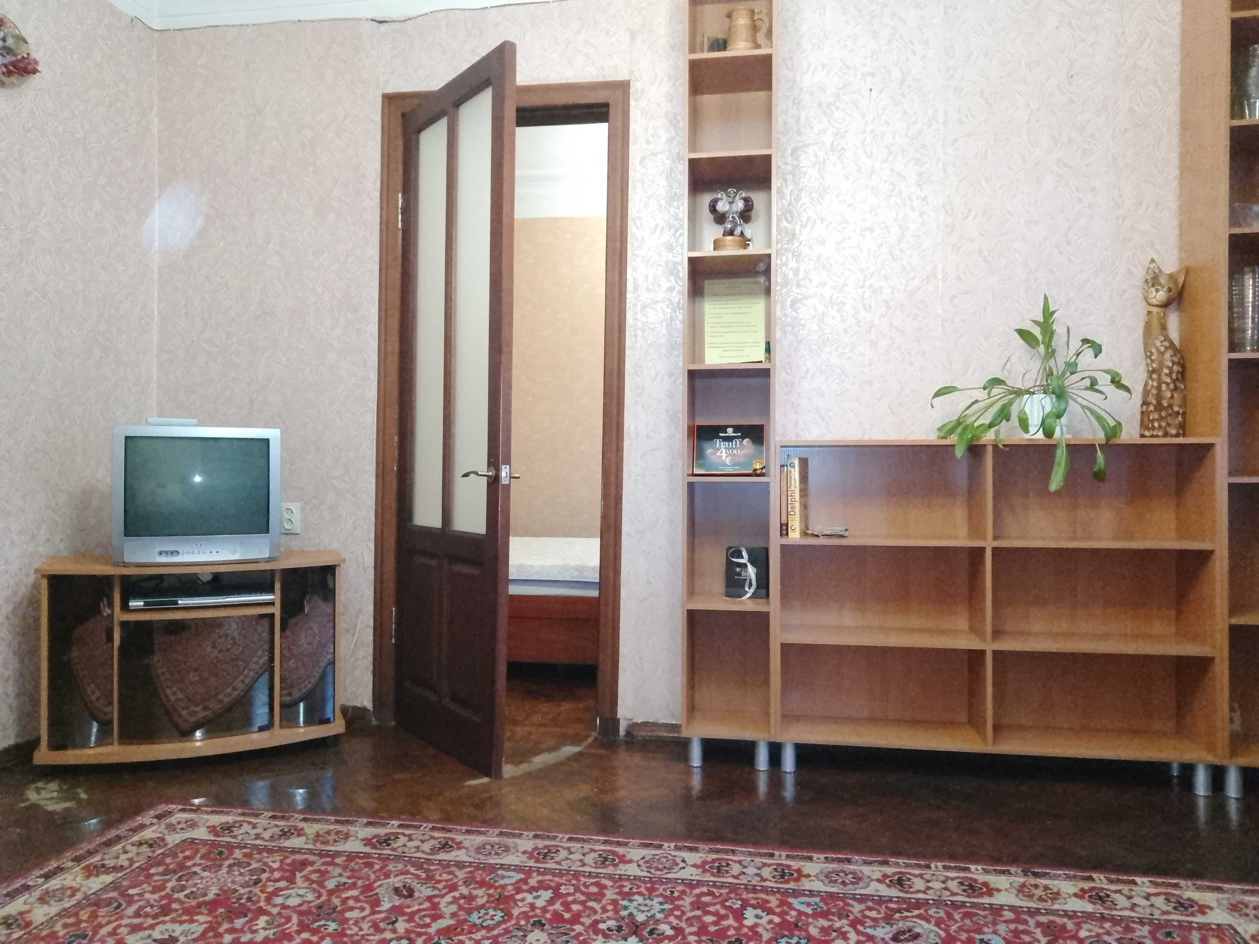 2комн.квартира возле метро Площадь Конституции.