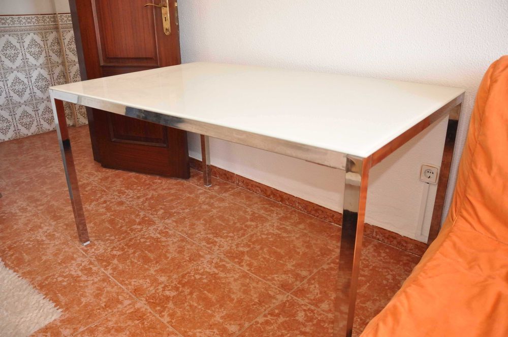 Mesa de jantar em madeira maciça com 4 cadeiras