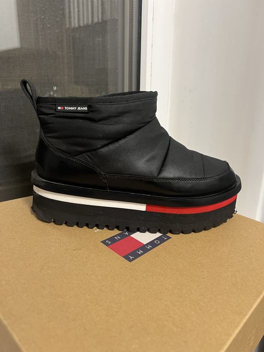 Продам Угги Б/У , одевала пару раз , Причина продажи: малы размер 39