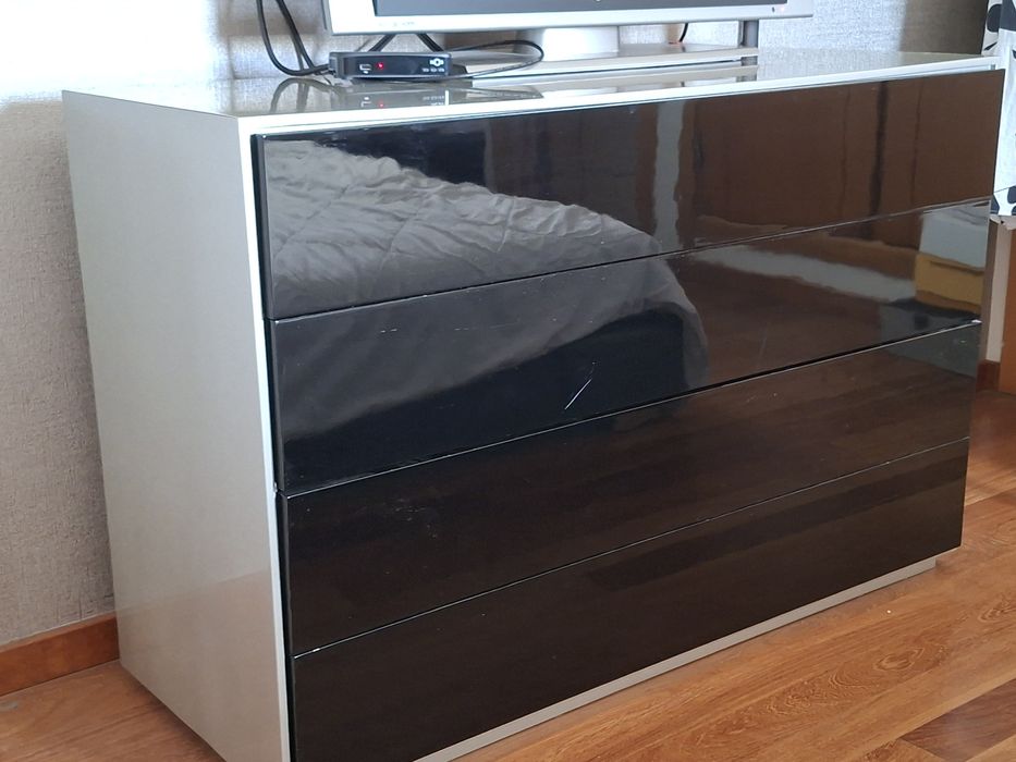 Mobilia de quarto com cama + 2 mesas de cabeceira e 1 cómoda