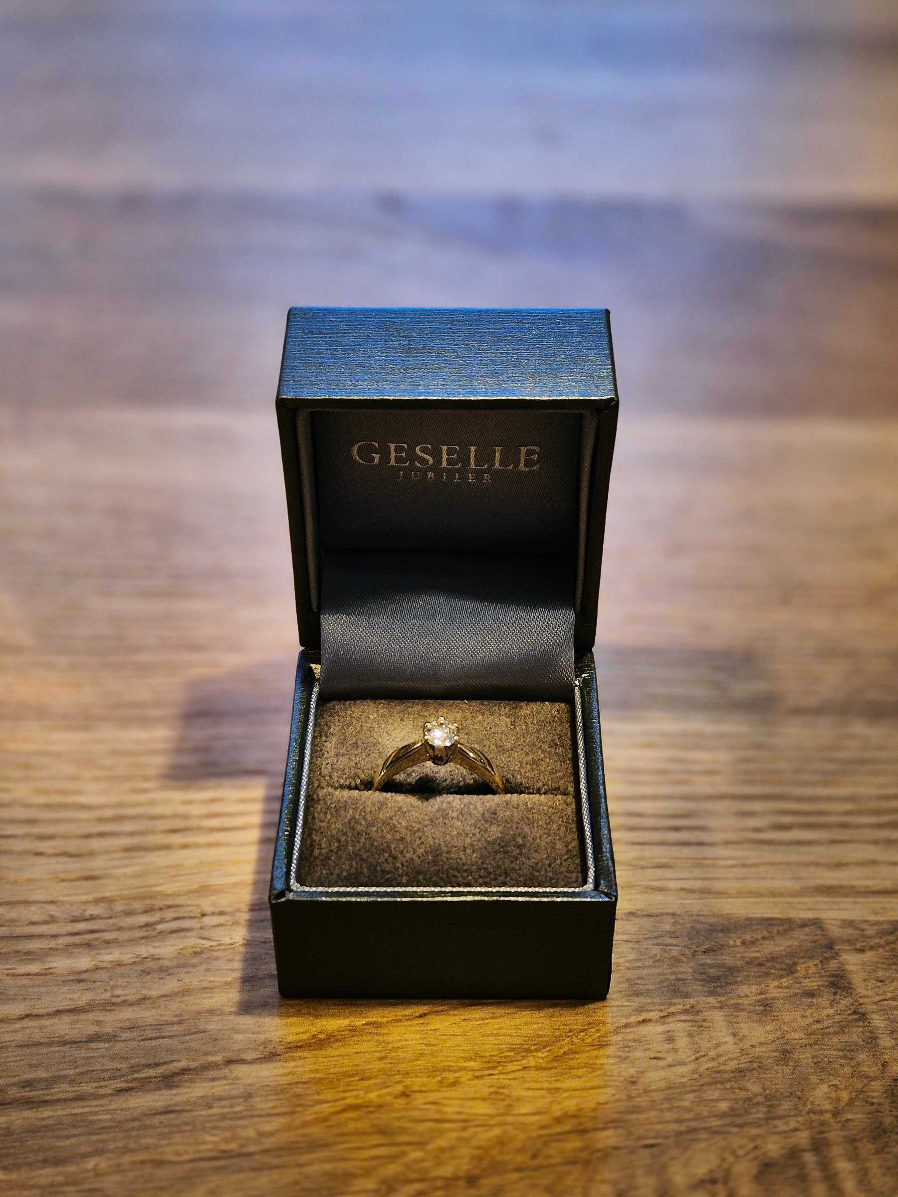 Pierścionek zaręczynowy z brylantem 0,45 ct
