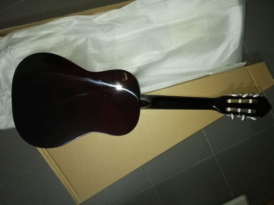 Guitarra clássica castanha 1/4 e kit para crianças