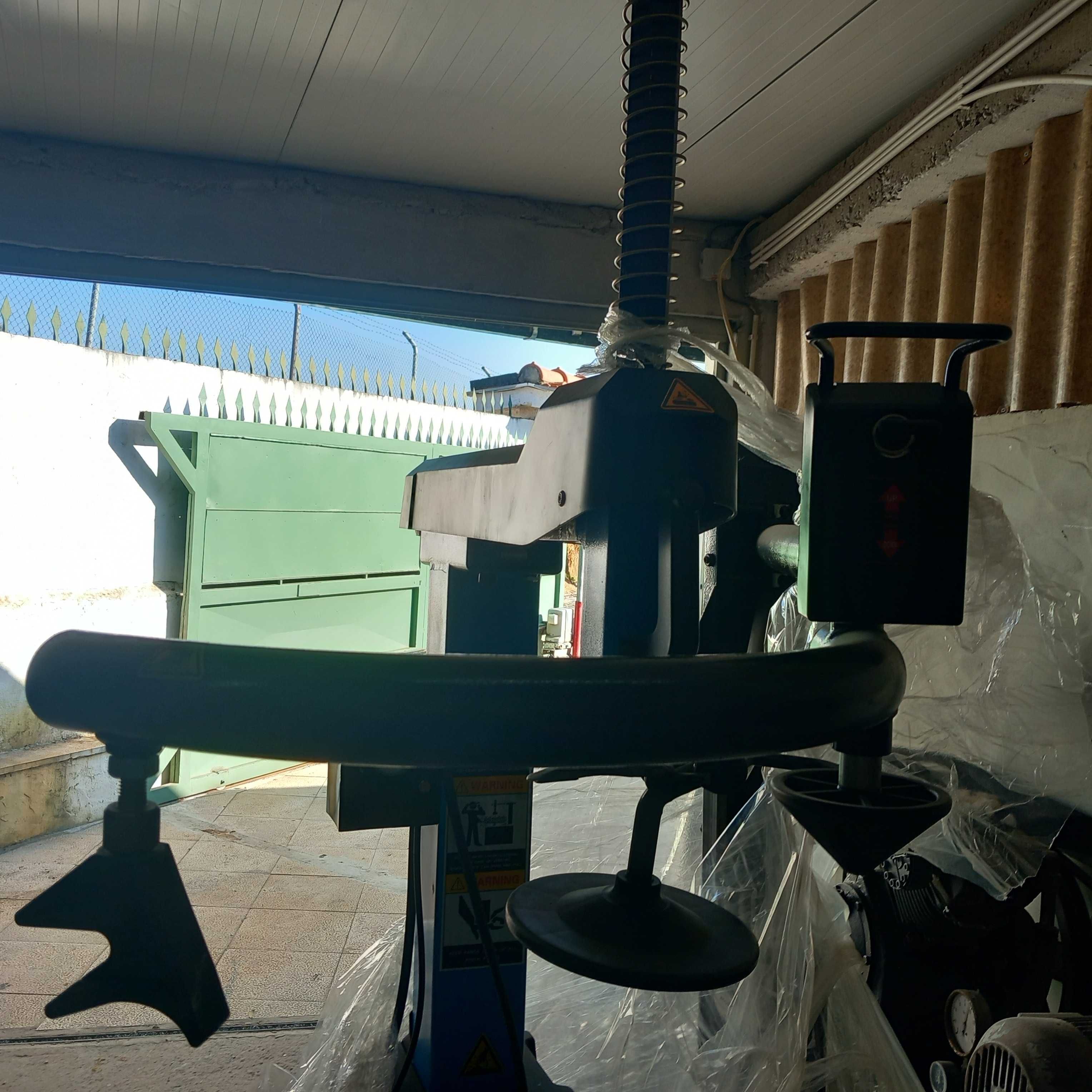 Maquina de desmontar pneus