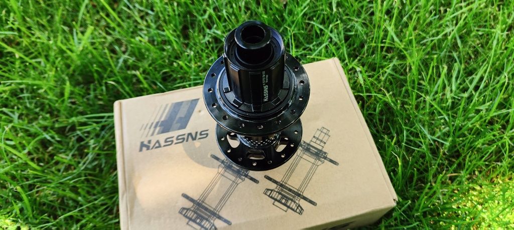 Głośna tylna piasta Hassns 7 Pro Boost HG 148x12 32H