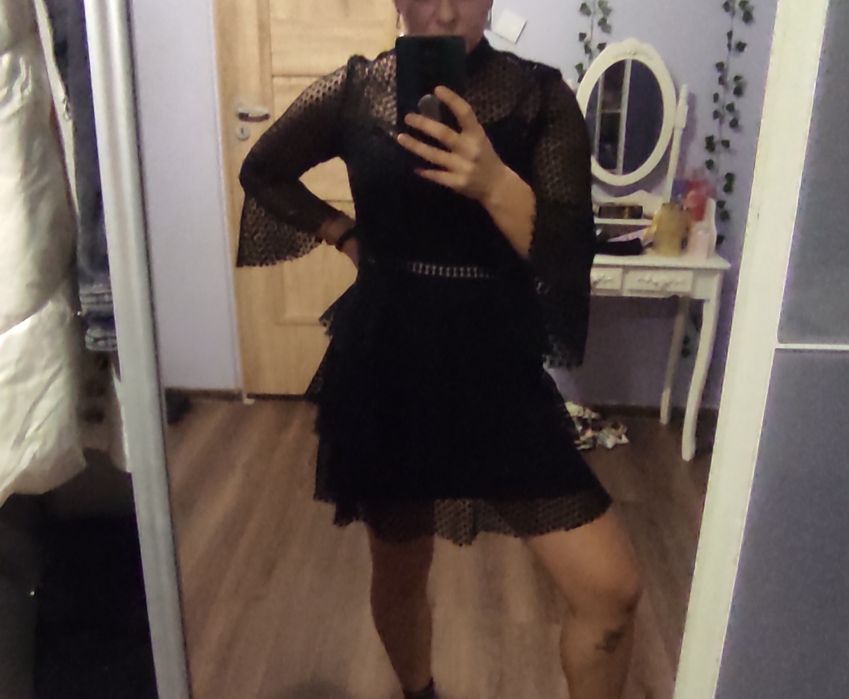 Sukienka pretty little thing falbanki czarna Świeta 40