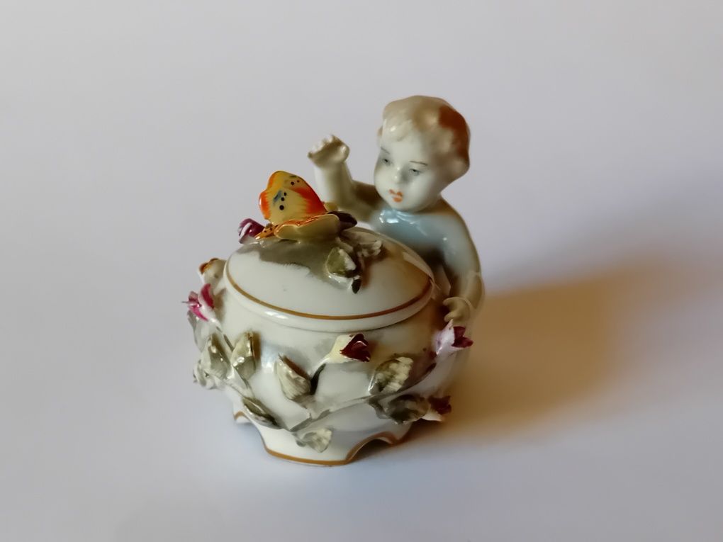 Caixa em porcelana  Artibus com menino e borboleta