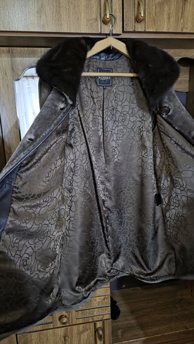 Жіноча шубка з мутона, з норкових воротником