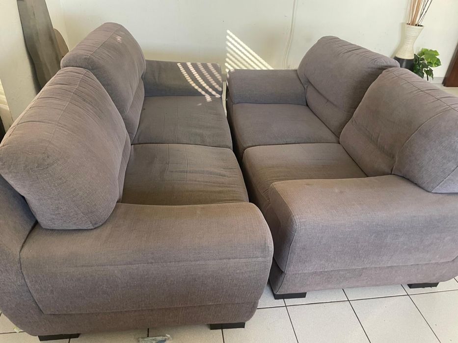 Sofá, sapateira, mesa de sala, dois sofás e um roupeiro.