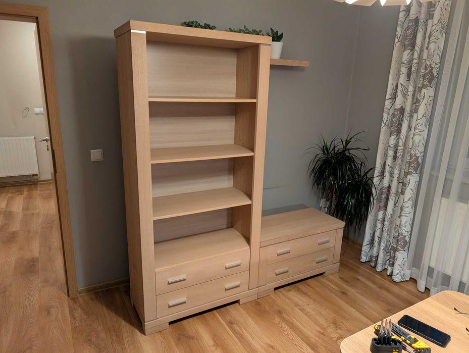 Regał i komoda w kolorze jasnego drewna