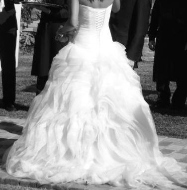 Vestido de noiva "NOVO" Pronovias Benicarlo. Decote em plumas.