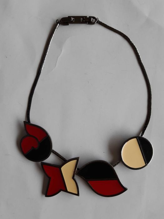 Colar dos anos 60 assinado por Monet