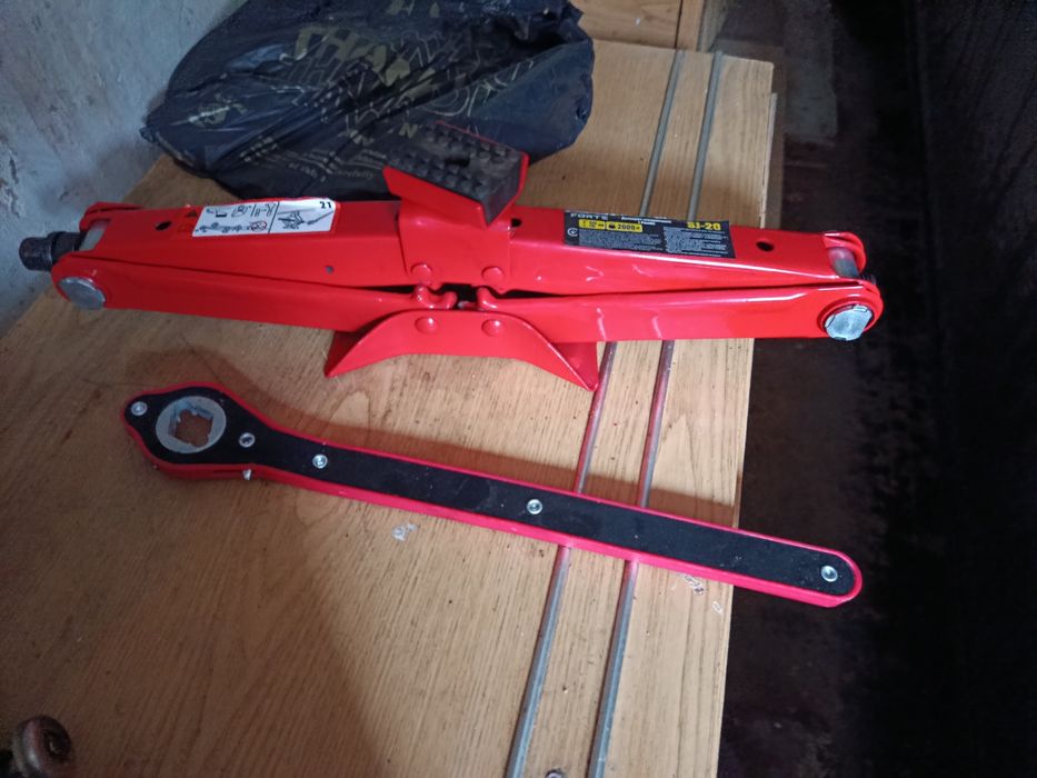 Домкрат з тріскалкою.