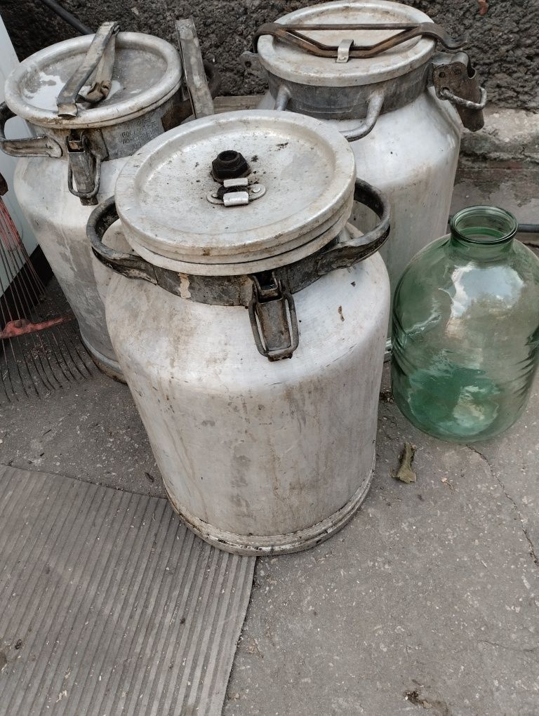 Продам молочные бидоны 40л и бутыля 20 л.