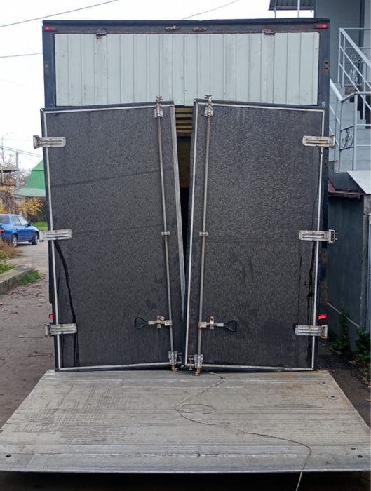 Продам задние двери для грузового фургона. Размеры 2.45/2,45