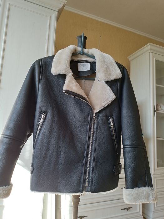 Дублянка для підлітка,чорного кольору коротка,вживане,в гарному стані.