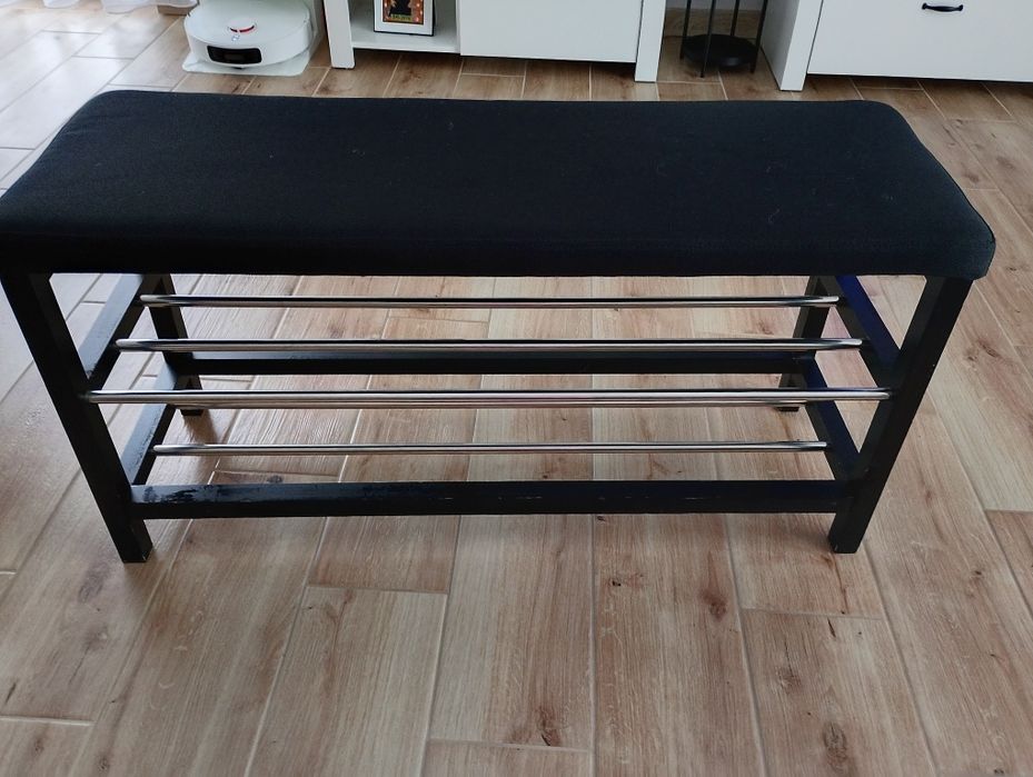 Czarna ławeczka na buty