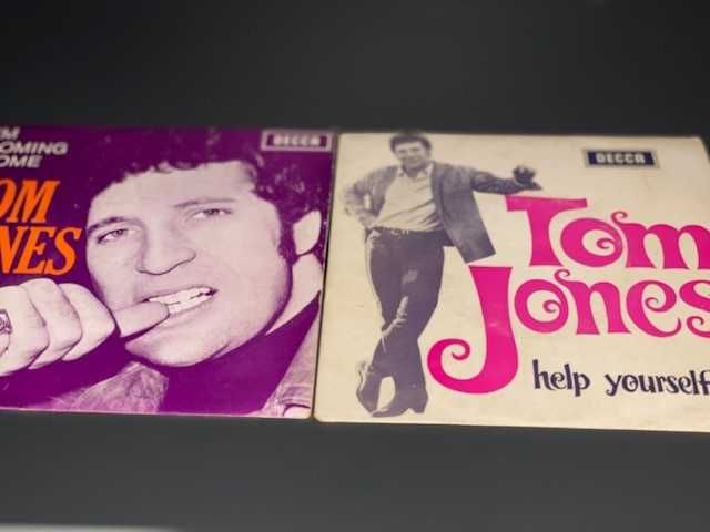 TOM JONES: 2 Records - Vynil 45 RPM