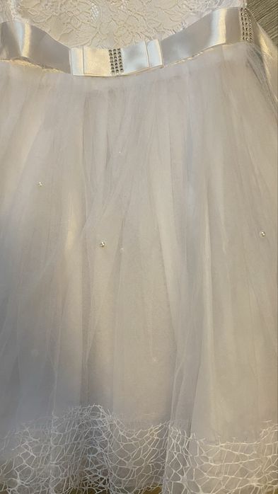 Білі сукні на дівчику 650-500