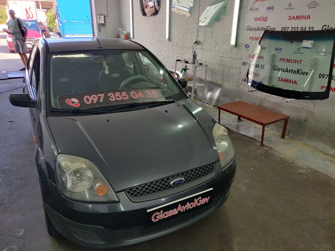 Лобове скло Ford Fiesta (2006-2022) заднє бокове заміна