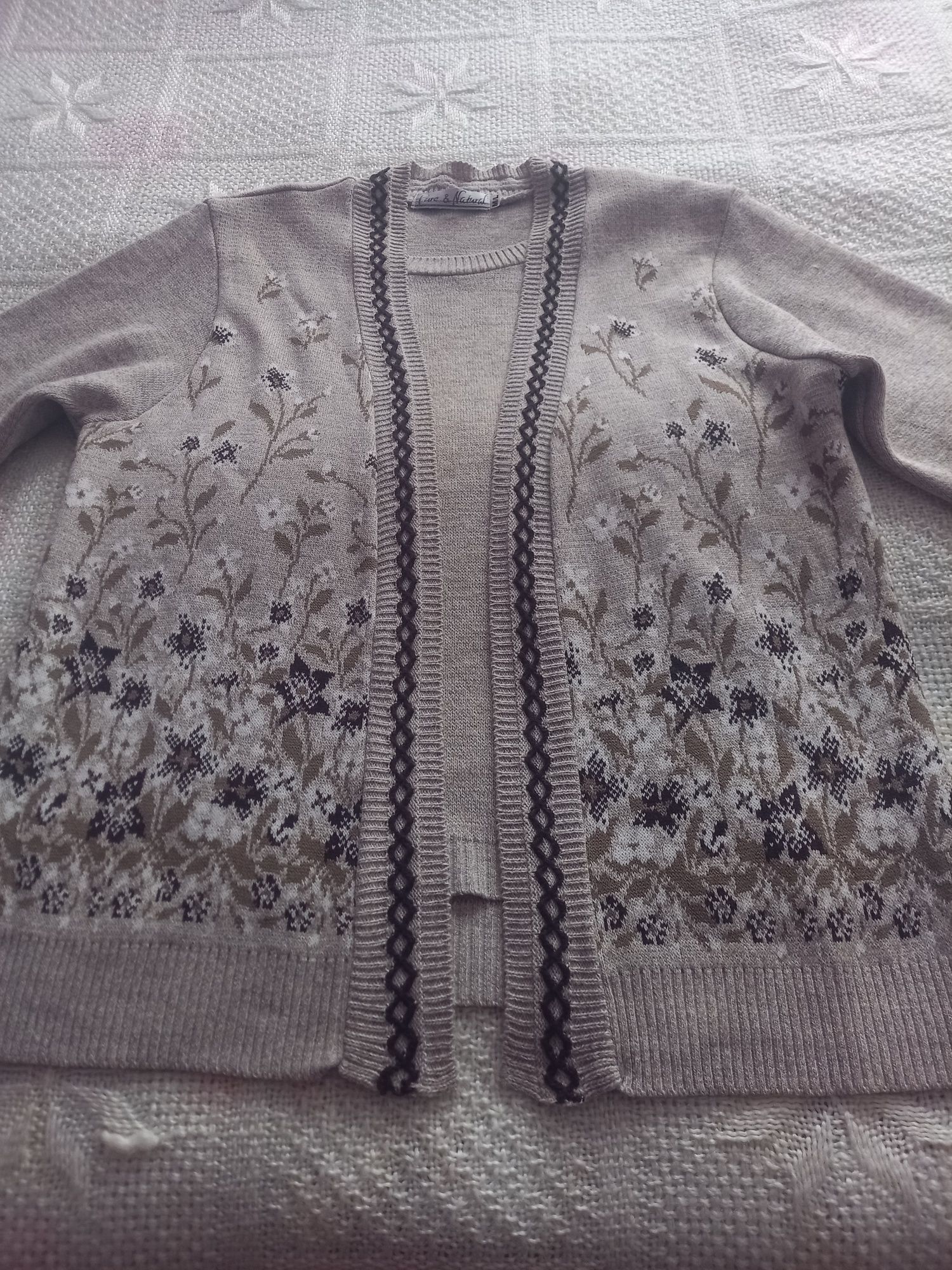 Ciekawy sweter z kwiatowym wzorem