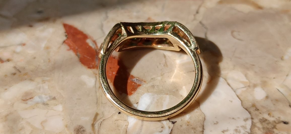 Złoty pierścionek ze szmaragdami