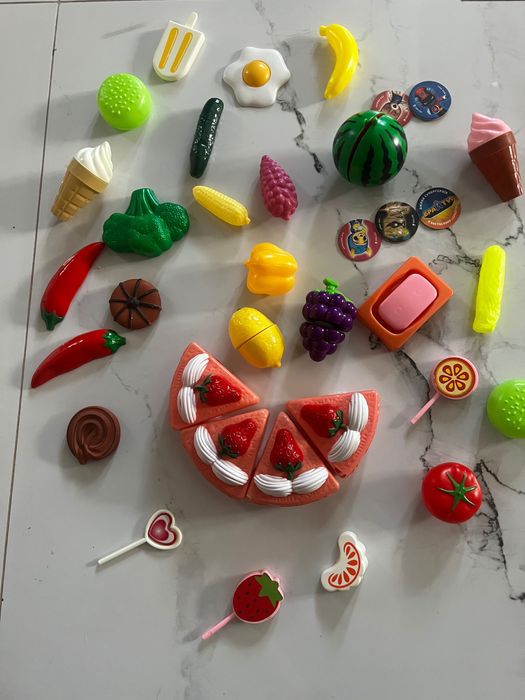 Іграшкові фрукти, овочі і інші іграшки