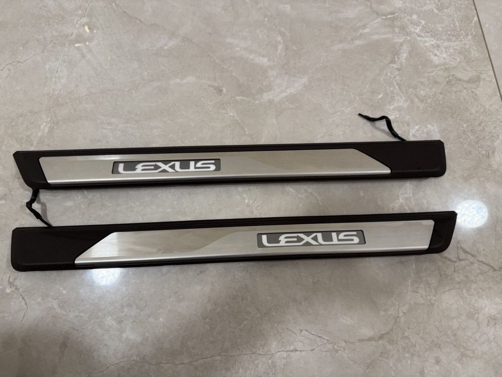 Lexus ES 2019-2025 пороги з ілюмінацією