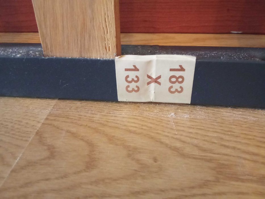 Estrado de cama com pernas
