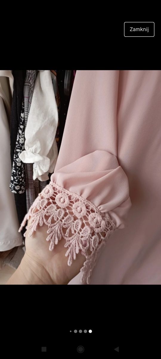 Pudrowo- różowa sukienka z koronką