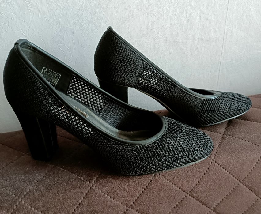 Nowe czarne buty na obcasie r. 36