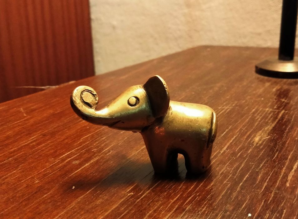 Słoń z mosiądzu.