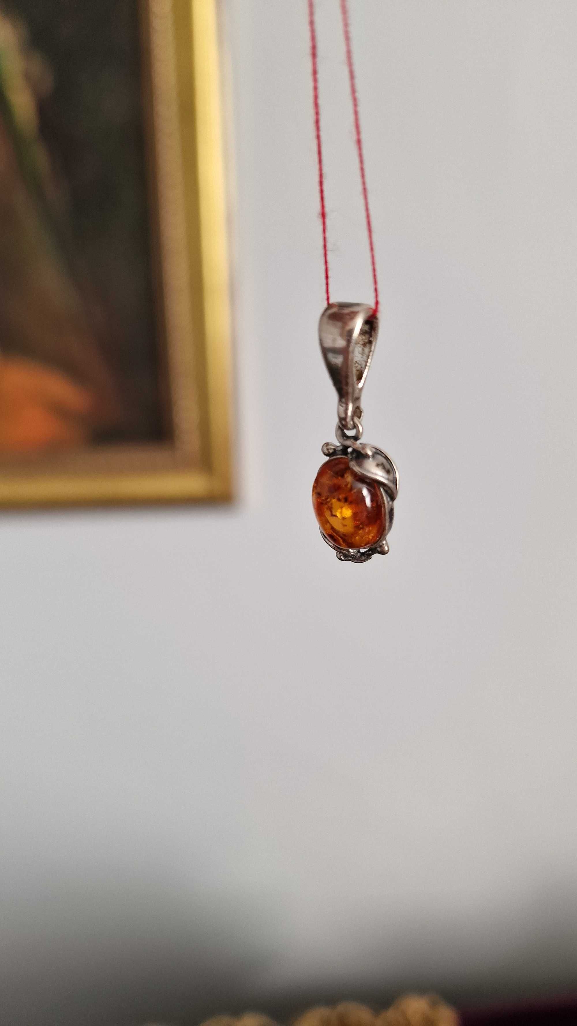 Zawieszka srebrna z bursztynem