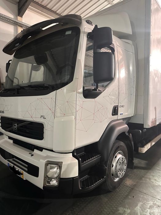 Volvo FL 240. 2008 COM PLATAFORMA cama cabine