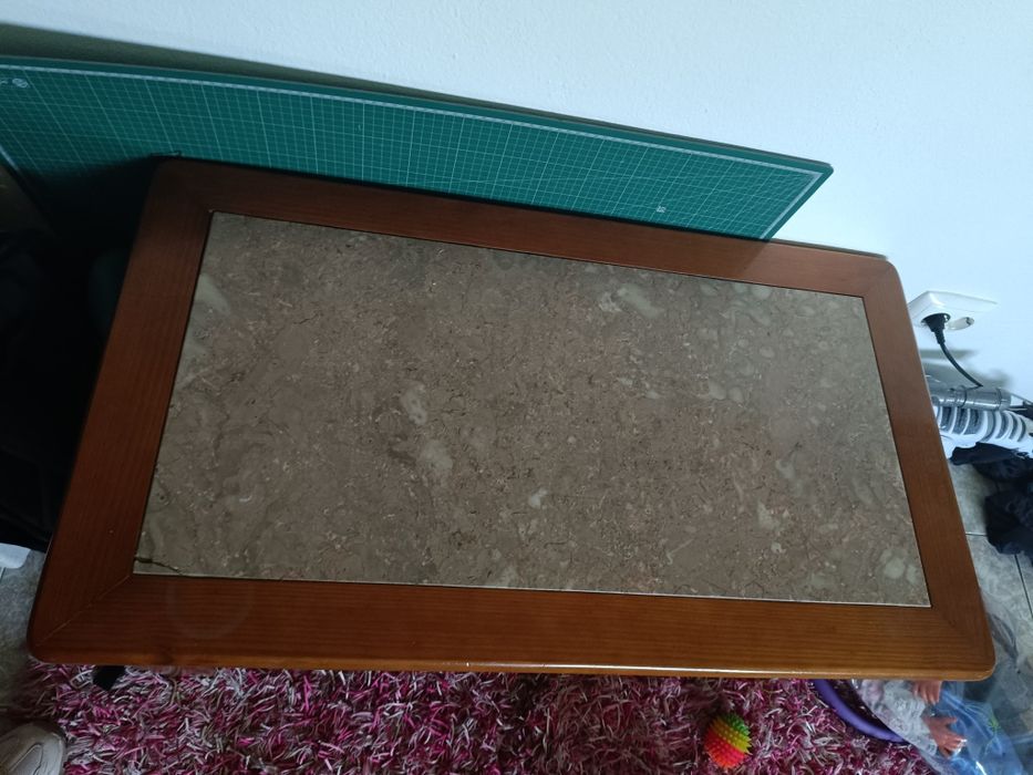 Mesa de centro com tampo de mármore rosa