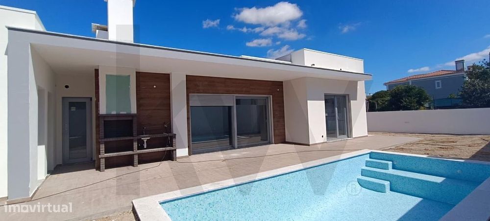Moradia térrea geminada T4 com piscina e garagem, , em fase final de c
