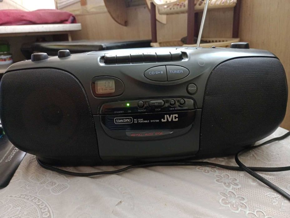 портативный музыкальный центр JVC, DVD плеер BBK, микрофоны