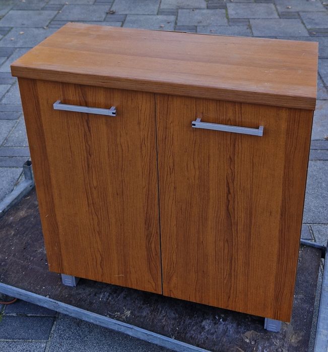 Mała szafka z pułką