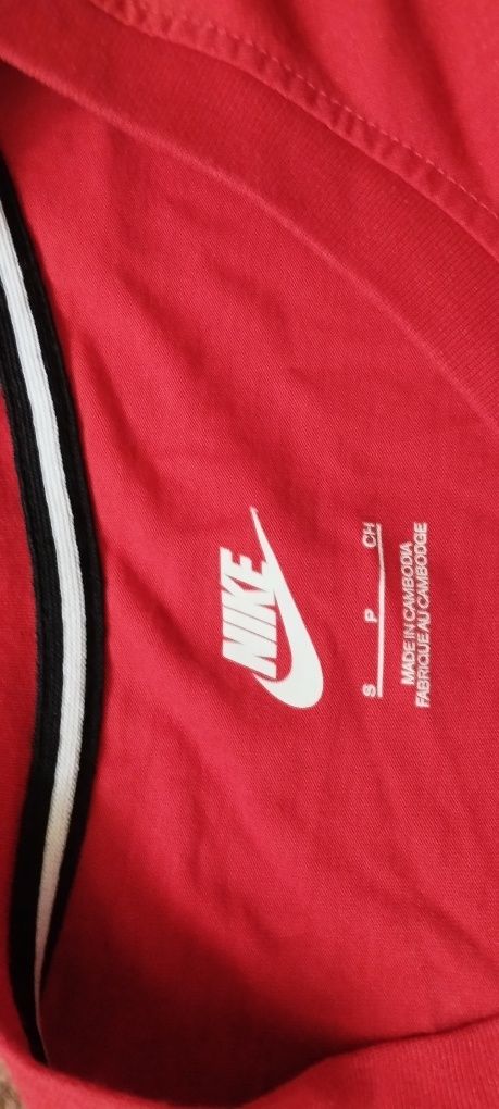 Футболка Nike насичено червоного кольору