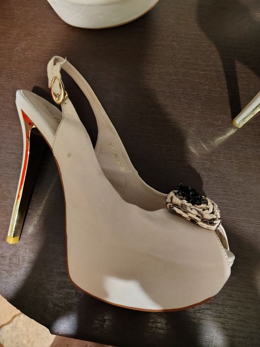 Босоніжки шкіряні