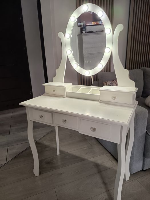 Toaletka z oświetleniem LED