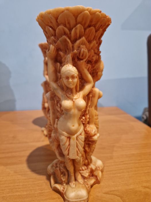 Dwa stare wazon z alabastru